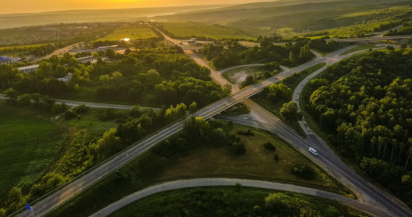 Węzeł drogowy wśród lasów i pól widziany z lotu ptaka